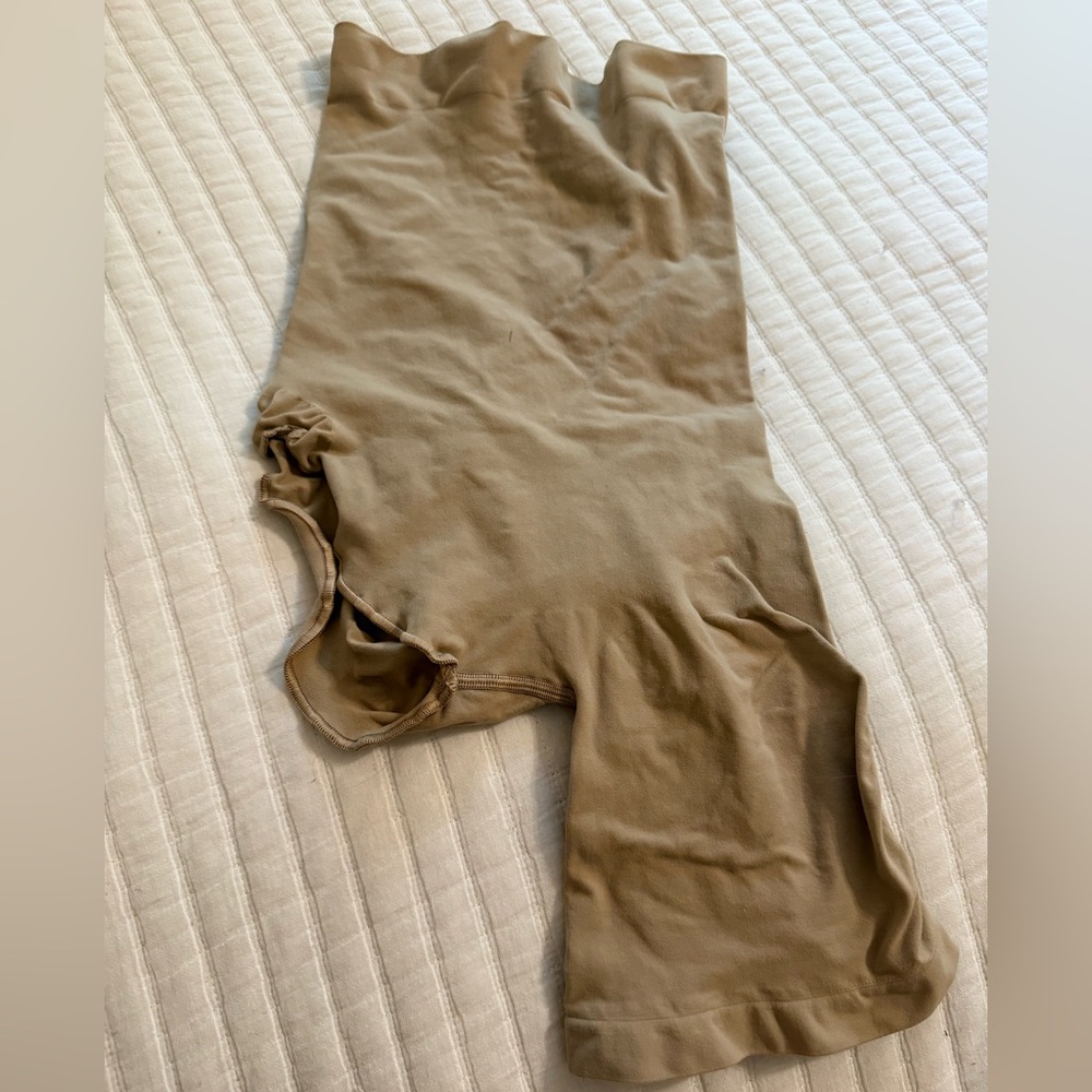 SKIMS SCULPT
SOLUTION SHORT LEG
EXPOSED